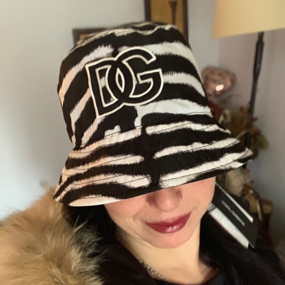 Authentic DOLCE & GABBANA ZEBRA PRINT DG LOGO BUCKET HAT - Picture 14 of 14